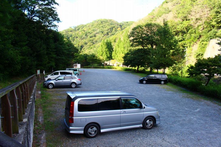 駐車場内（奥から入口ゲートへと撮影）