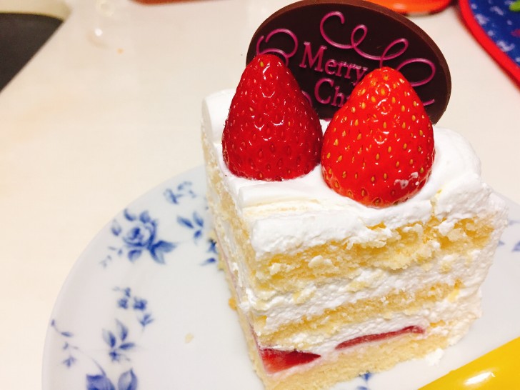 ホールケーキ カットしたところ