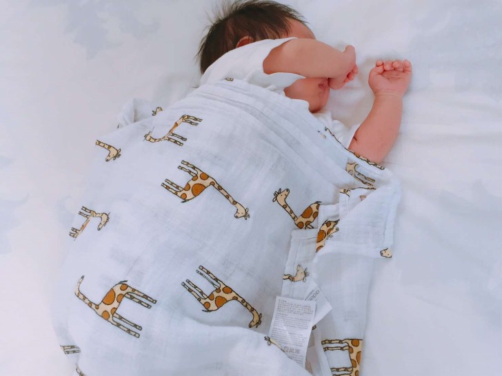 おくるみにくるまれた赤ちゃん
