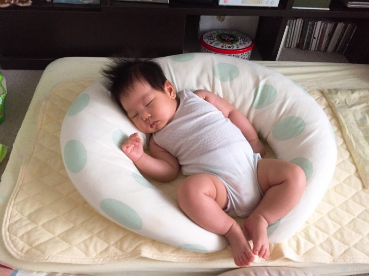 授乳クッションで寝る子供