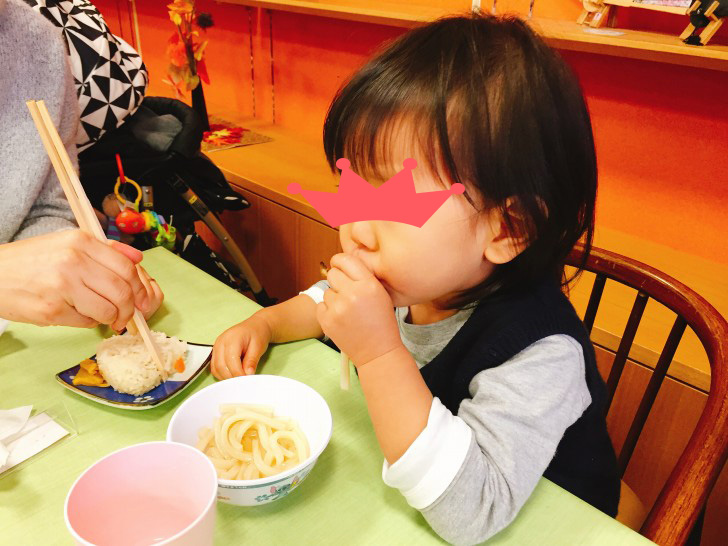 うどんを食べるニョロ助