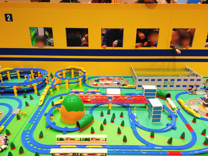 窓からのぞける ドクターイエロー