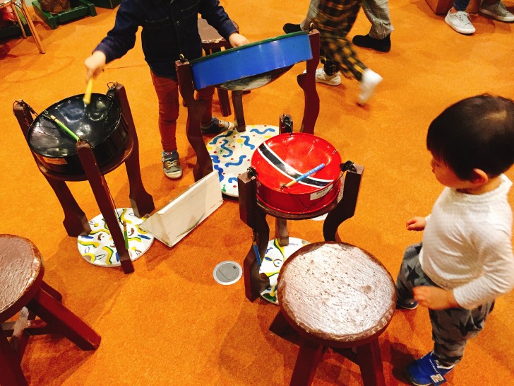 楽器 演奏するニョロ助