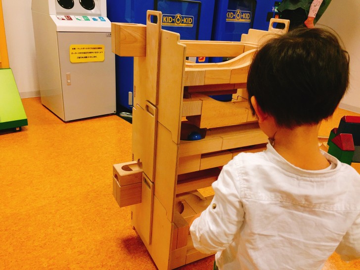 ボールを転がすおもちゃ