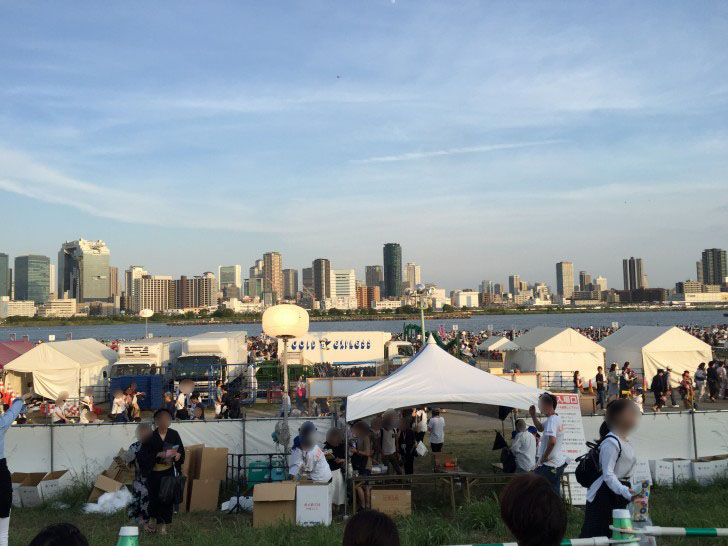 席から花火が上がるところを撮影した写真